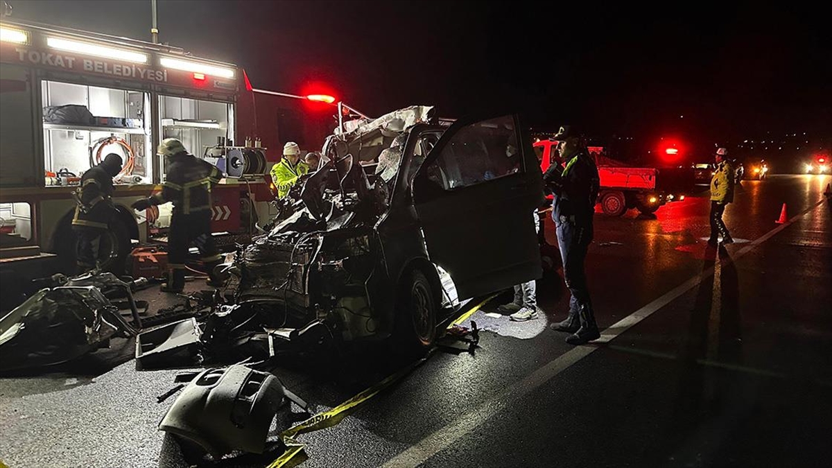 Tokat'ta Kamyona Arkadan Çarpan Minibüsteki 5 Kişi Öldü