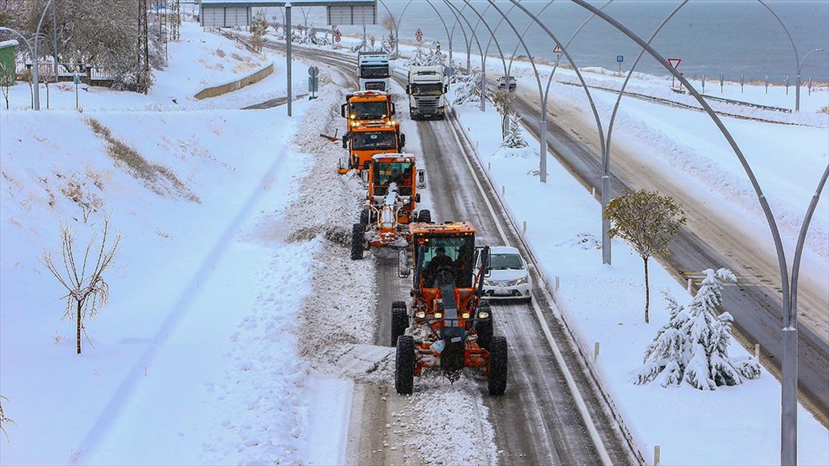 Karayolları Ekipleri, Doğu'daki 6 İlde 320 İş Makinesiyle Karla Mücadele Edecek