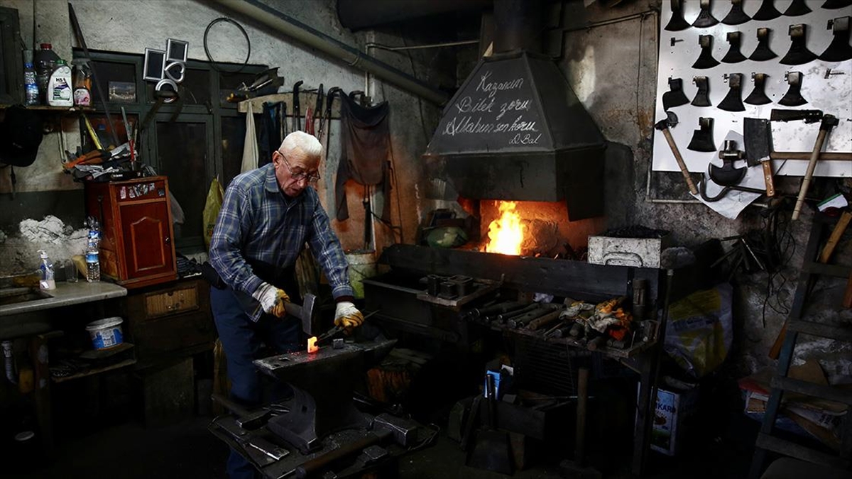 Balta Ve Sobalar Yarım Asırdır Demirci Duran Ustanın Elinde Şekilleniyor