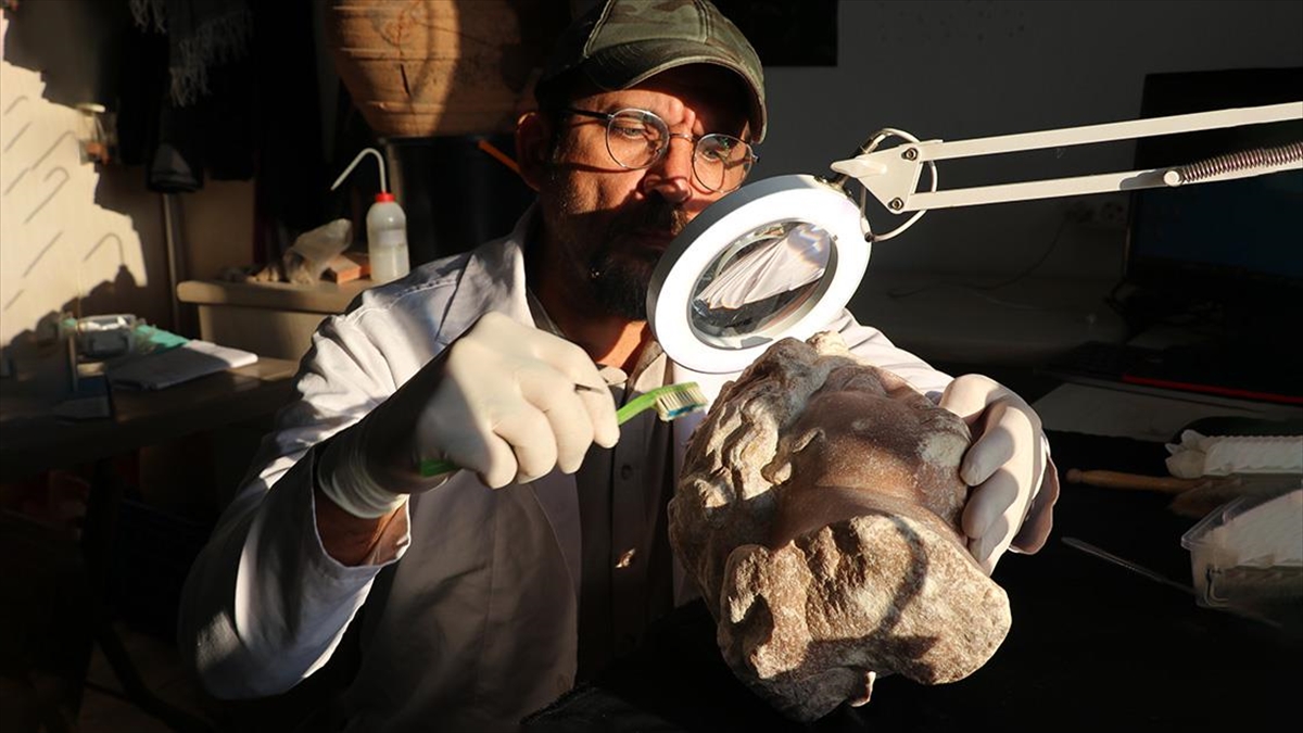 Aizanoi'de Afrodit Ve Dionysos'a Ait Yeni Heykel Başları Bulundu