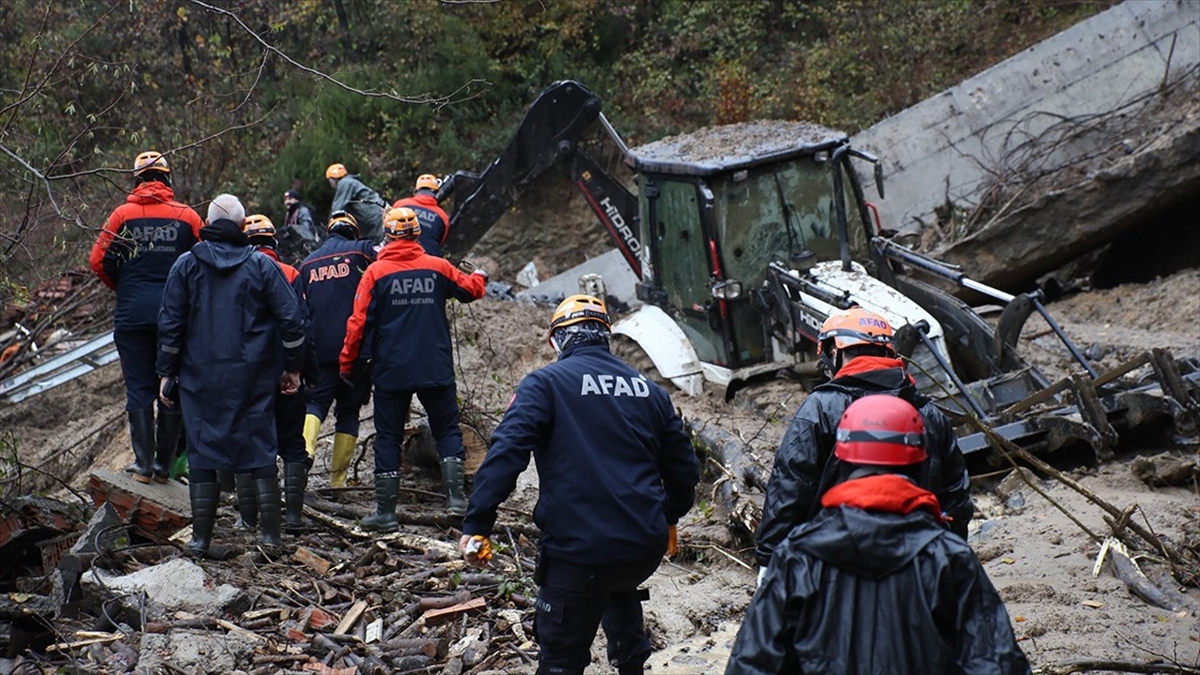 Zonguldak'ta Heyelanda Göçük Altında Kalan Anne Ve Oğlunun Cansız Bedenine Ulaşıldı