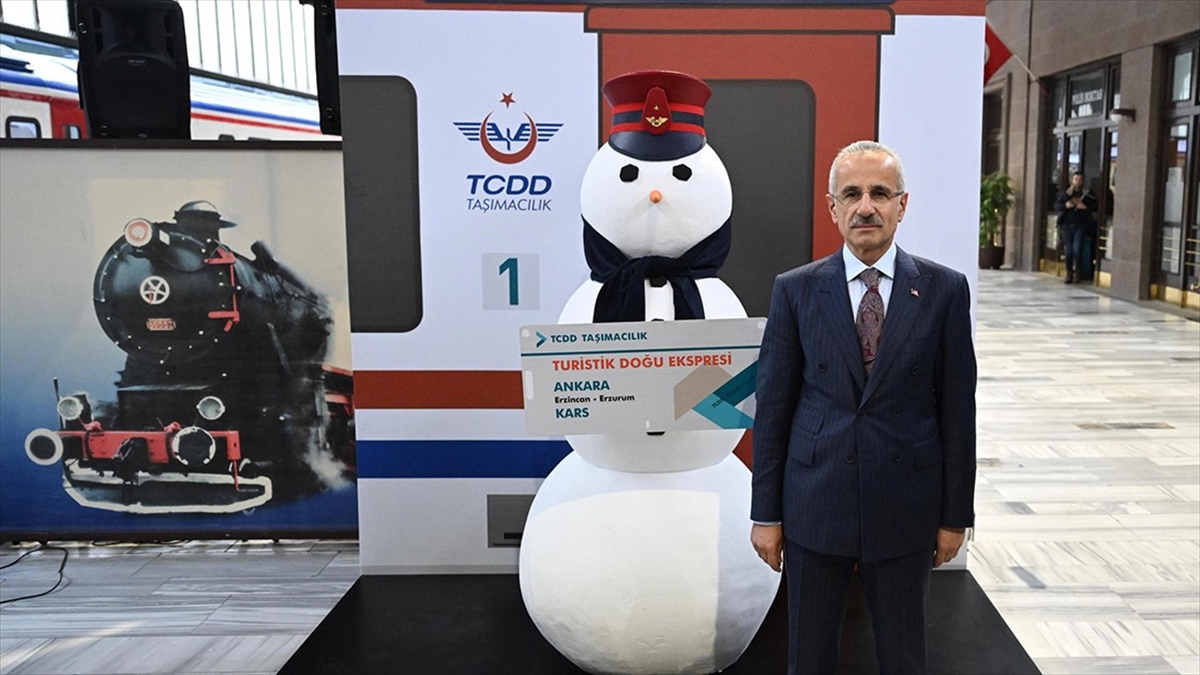 Bakan Uraloğlu, Yeni Sezonda İlk Seferine Çıkan Turistik Doğu Ekspresi'ni Uğurladı