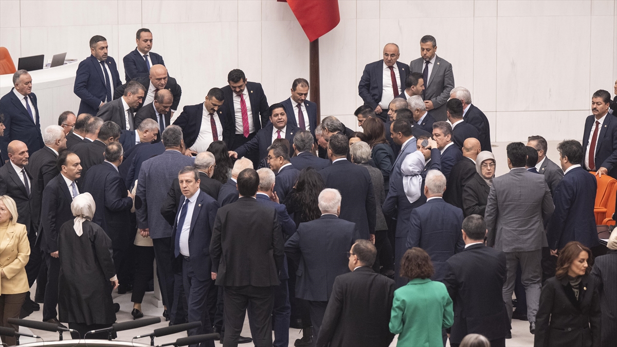 Saadet Partili Bitmez Tbmm Genel Kurulu'nda Kürsüde Konuşurken Fenalaştı