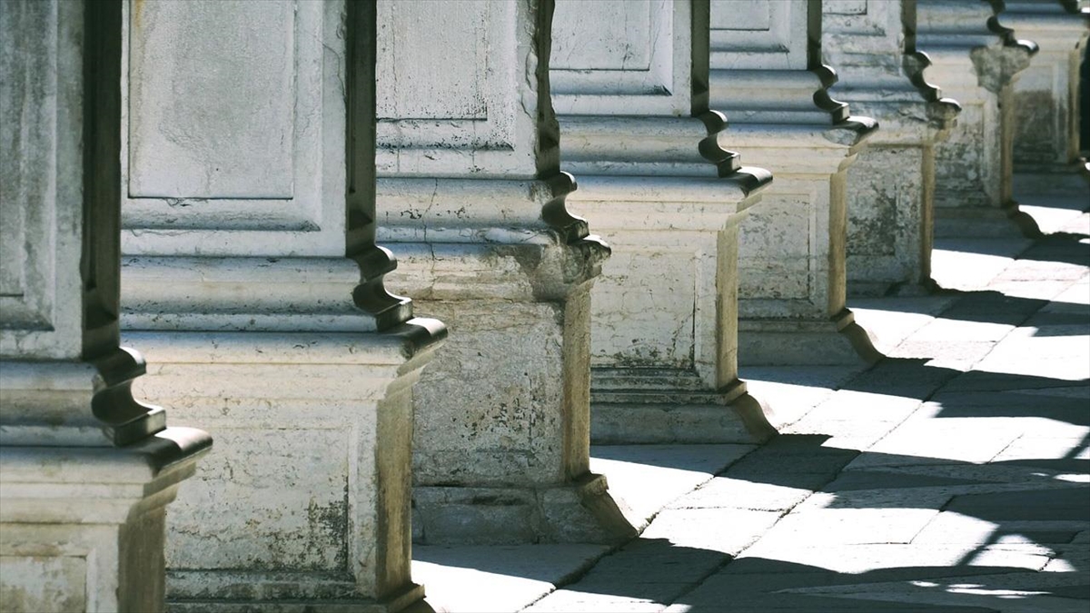 İtalya'da Bir Belediye Başkanının Müslümanların İbadet Ettiği Yerleri Kapatması Tepki Çekti