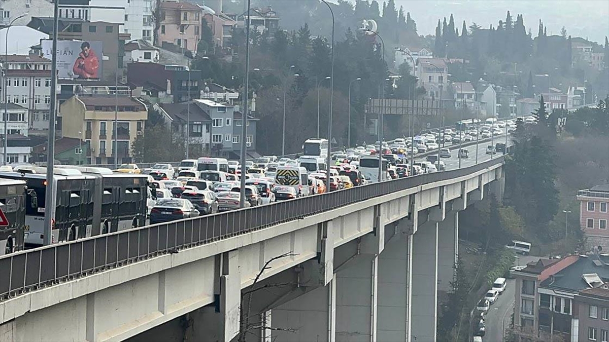 15 Temmuz Şehitler Köprüsü'nde Zincirleme Kaza Trafik Yoğunluğu Oluşturdu