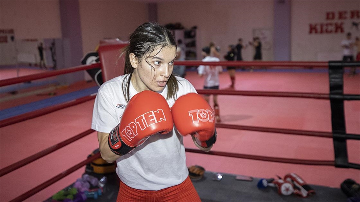 Dünya Şampiyonu Kicks Boksçu Erivan Barut, Yeni Başarılar İçin Sıkı Çalışıyor