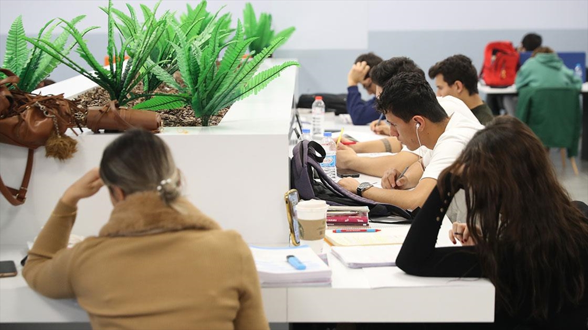 Diyarbakır'a Kazandırılan Kütüphanelerde Binlerce Genç Geleceğe Hazırlanıyor