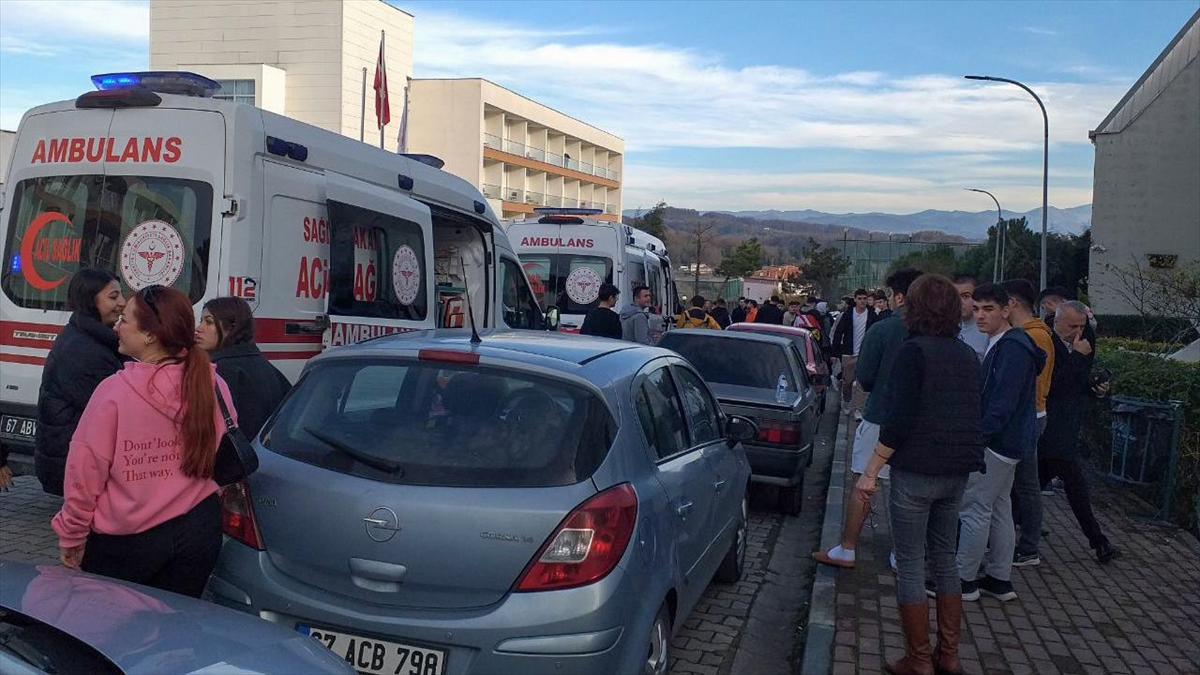 Zonguldak'ta 34 Öğrenci Gıda Zehirlenmesi Şüphesiyle Hastaneye Kaldırıldı