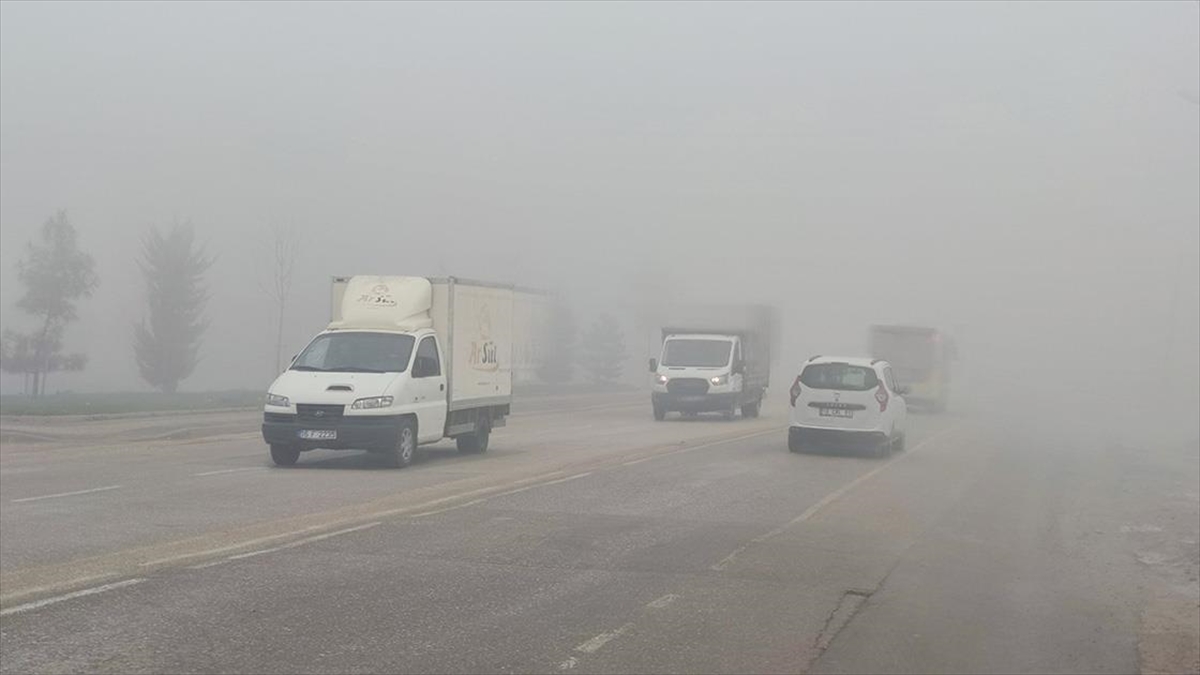 Bursa'da Bazı Yollarda Yoğun Sis Etkili Oldu