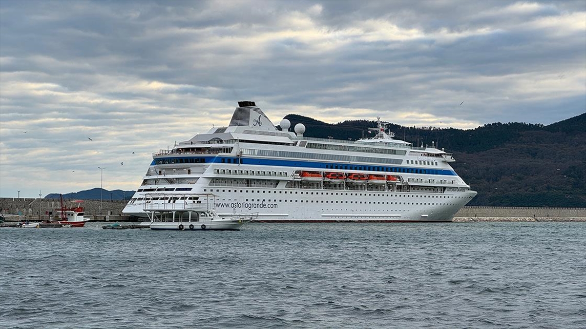 "astoria Grande" Kruvaziyeri, 602 Yolcusuyla Amasra'da Demirledi