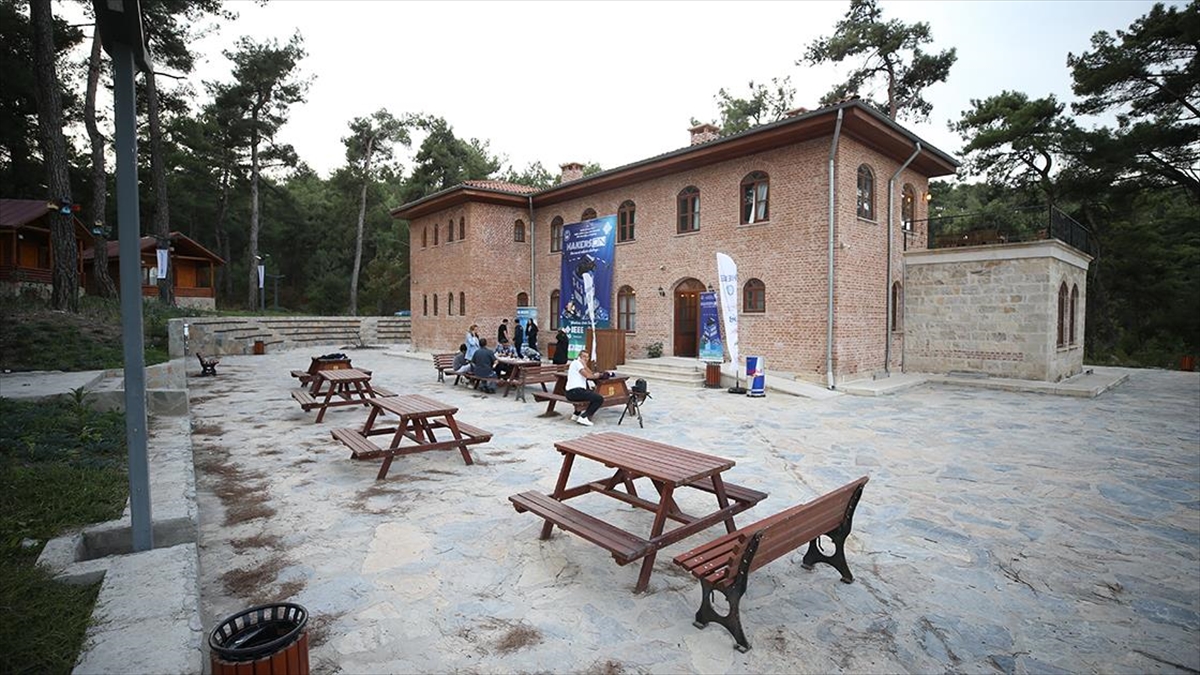 Balıkesirli Öğrenciler Derslerine Ormandaki Kütük Evlerden Oluşan Gençlik Merkezinde Çalışıyor