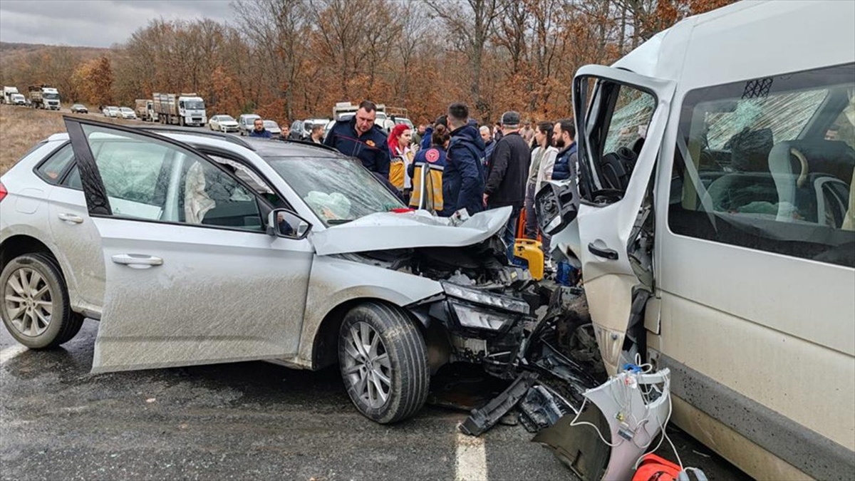 Kırklareli'nde Yolcu Minibüsü İle Otomobilin Çarpıştığı Kazada 9 Kişi Yaralandı