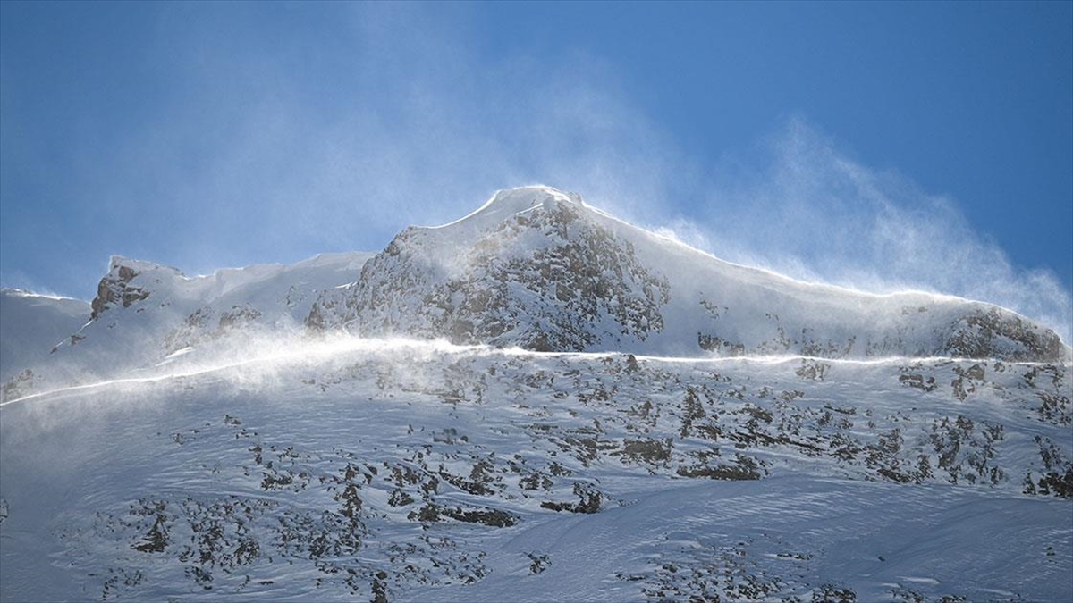 Van'da 16 Kişilik Teknik Ekip Bölgede Çığ Tehlikesi Olan Yerleri Belirliyor