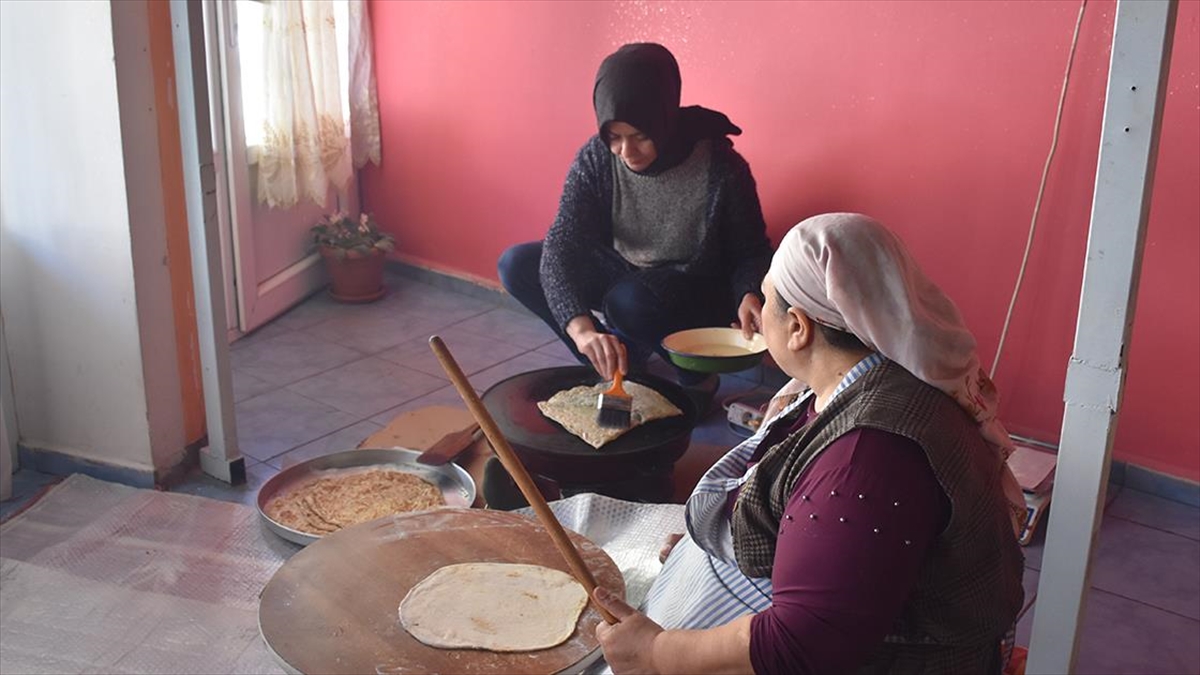 Afyonkarahisar'da Kadınlar Yöresel Hamur İşleriyle Ev Ekonomisine Katkı Sağlıyor