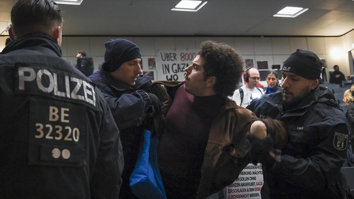 Berlin'de Gazze'deki Soykırımı Protesto Eden Öğrencilere Polis Müdahalesi
