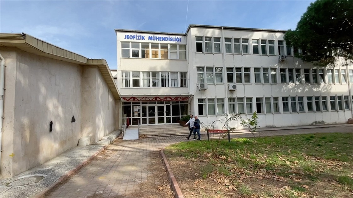 Ktü Sismoloji Laboratuvarında 4 İstasyondan Gelen Veriler 24 Saat Gözlemleniyor