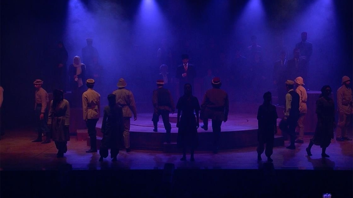 Meb'in Sahneye Koyduğu "cumhuriyet'e Doğru" Tiyatro Oyunu 8 İlde Seyirciyle Buluştu