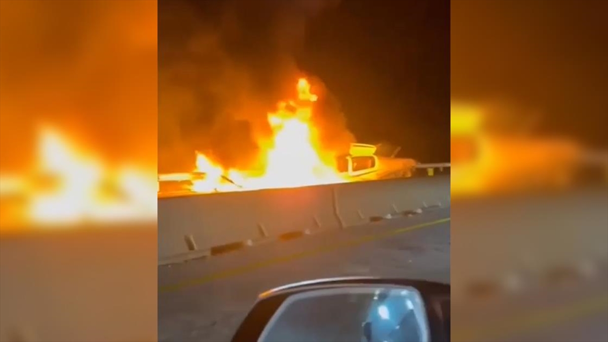 Abd'de Küçük Uçağın Otobana Düşmesi Sonucu Yangın Çıkan Kazada 2 Kişi Yaralandı