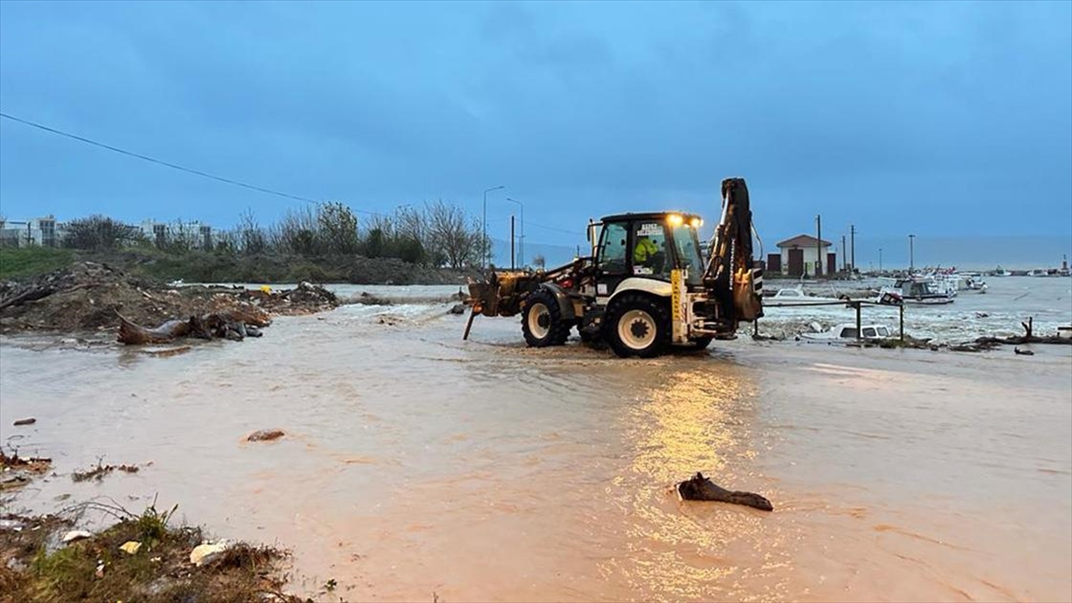 Çanakkale'de Debisi Yükselen Kepez Çayı Taştı