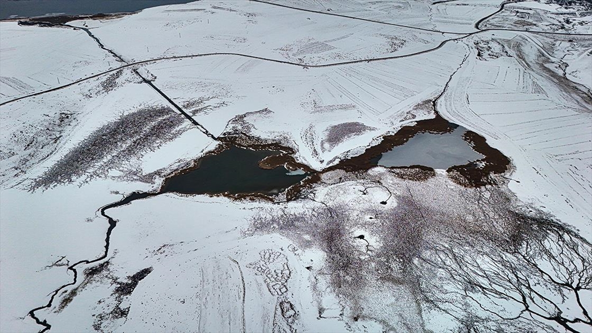 Kars'taki Lavaş Gölü Kısmen Dondu