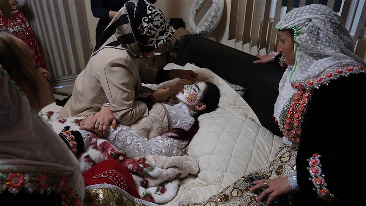 Pomaklar, Düğünlerde Yüz Boyama Geleneğini Yaşatıyor
