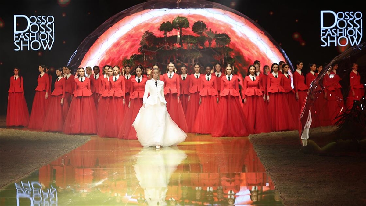 Ünlü Modeller Antalya'da Podyuma Çıktı