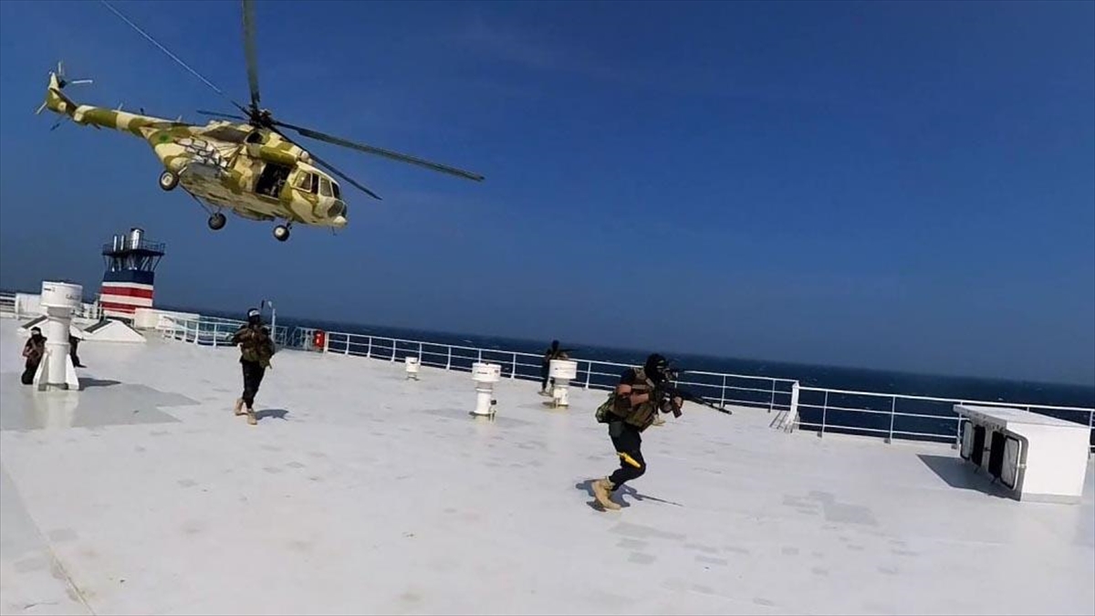 Husilerin Saldırılarının Ardından Denizcilik Şirketleri, Kızıldeniz'deki Seferlerini Askıya Alıyor