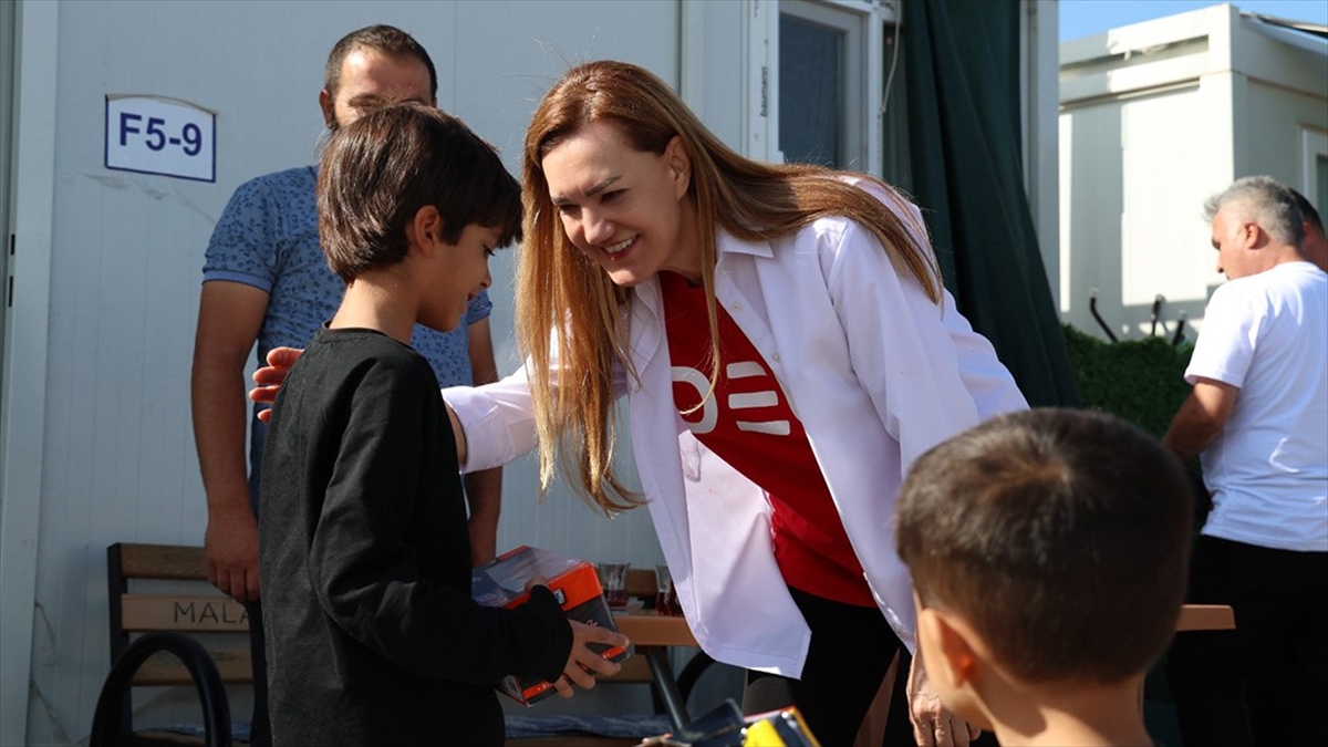Dokuz Eylül Üniversitesi, 2 Bin Gönüllüsüyle Deprem Bölgesinden Elini Çekmiyor