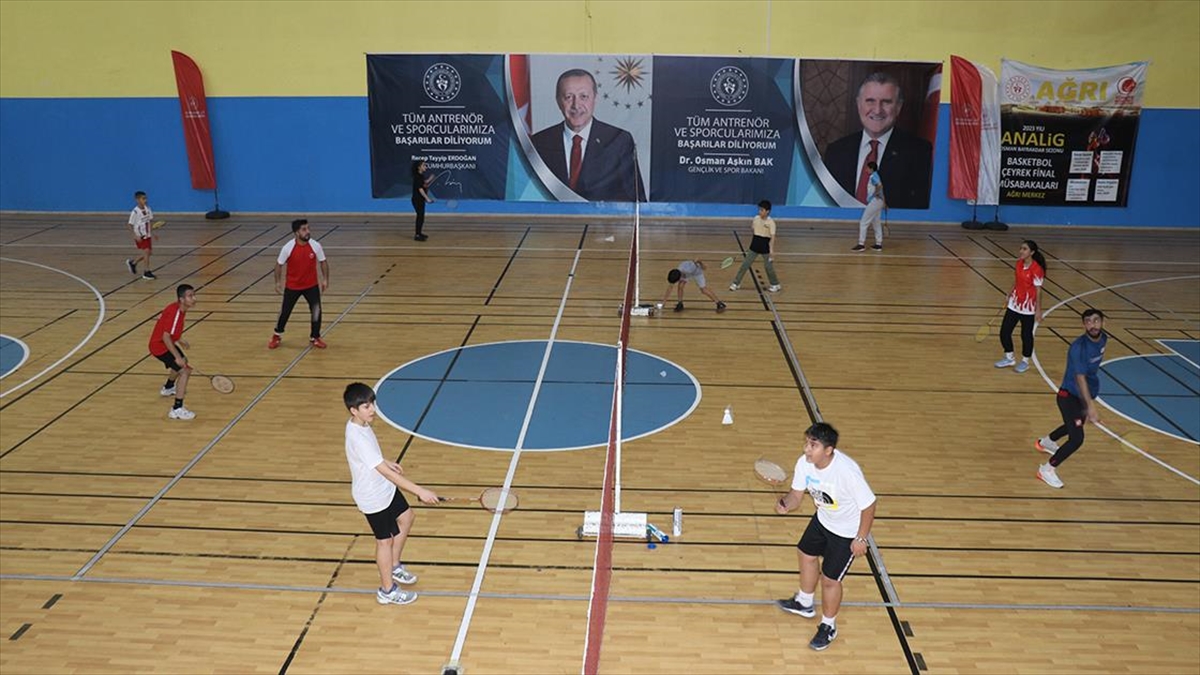 Ağrı'da Yaygınlaşan Badminton Sporu Beraberinde Başarıyı Da Getiriyor