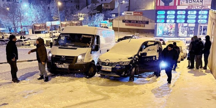 Kar Yağışının Etkili Olduğu Erzurum'da 8 Aracın Karıştığı Zincirleme Kaza