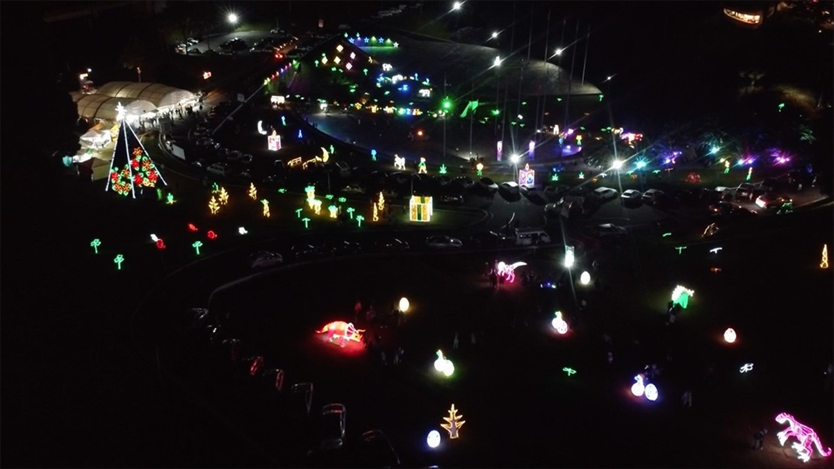 Kolombiya'nın Tarihi Boyaca Köprüsü Yeni Yıl Öncesi Işıklarla Süslendi