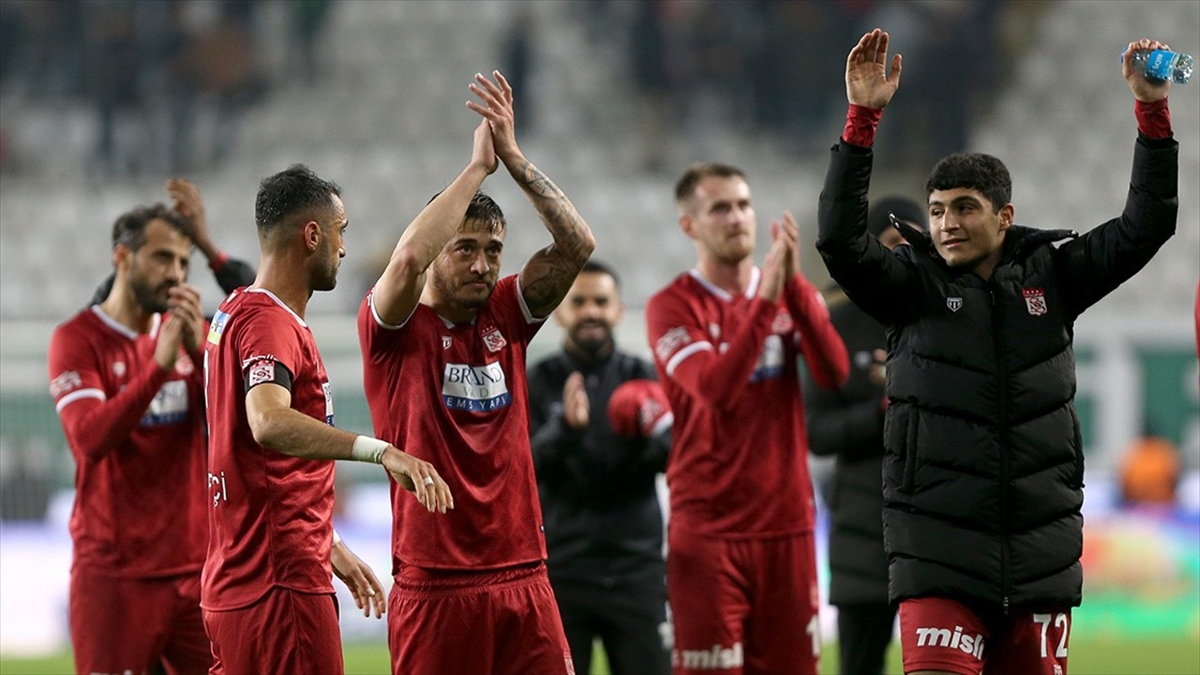 Sivasspor, Süper Lig'de Yarın Başakşehir'e Konuk Olacak