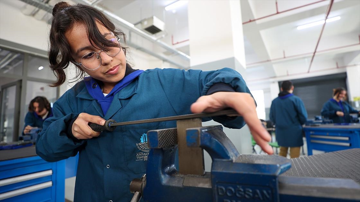 Osb'deki Kadın Meslek Öğretmenleri, Kız Öğrencilere Rol Model Oluyor