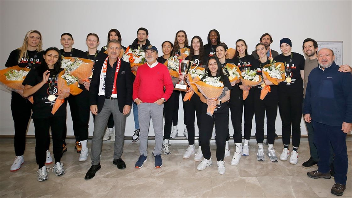 Şampiyon Eczacıbaşı Dynavit Yurda Döndü