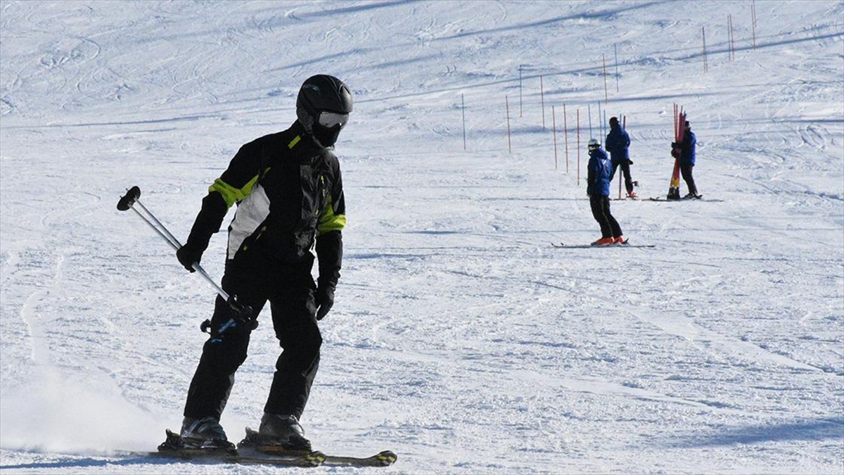 Örnek Olacak Kayakçılar Yetiştirmeye Odaklandılar