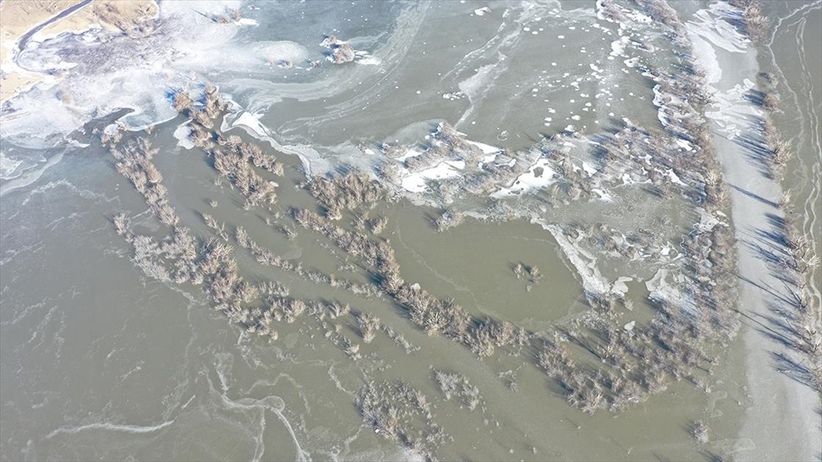 Kars Barajı'nın Yüzeyi Kısmen Dondu