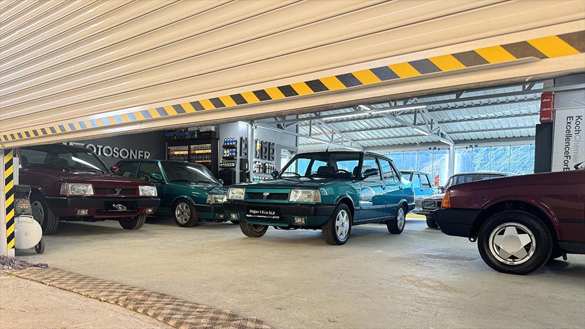 Tutkunu Oldukları Otomobiller İçin Evlerinin Terasını Garaja Dönüştürdüler