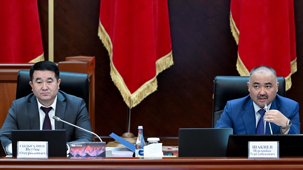 Kırgızistan Meclisi'nde Ülke Bayrağında Değişiklik Öngören Tasarı Yasalaştı
