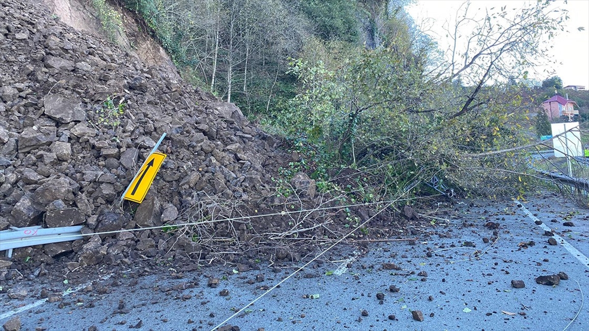 Arhavi-Hopa-Sarp Devlet Yolu'nda Heyelan Meydana Geldi