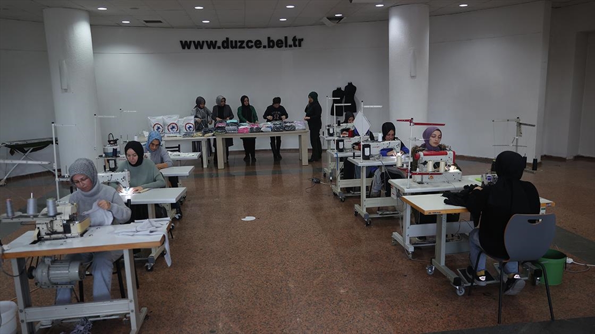 Düzce'de Kadınlar Filistin'deki Mazlumlar İçin Kışlık Pijama Dikiyor