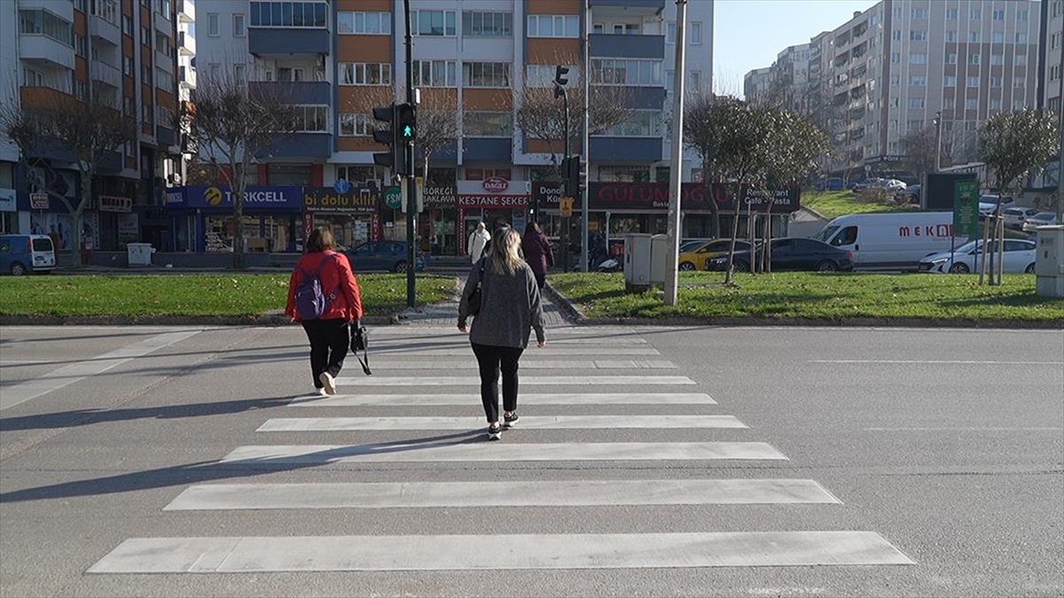 Bursa'da "zemin Yaya" Uygulaması Trafik Işıklarında Geçişte Kolaylık Sağlıyor