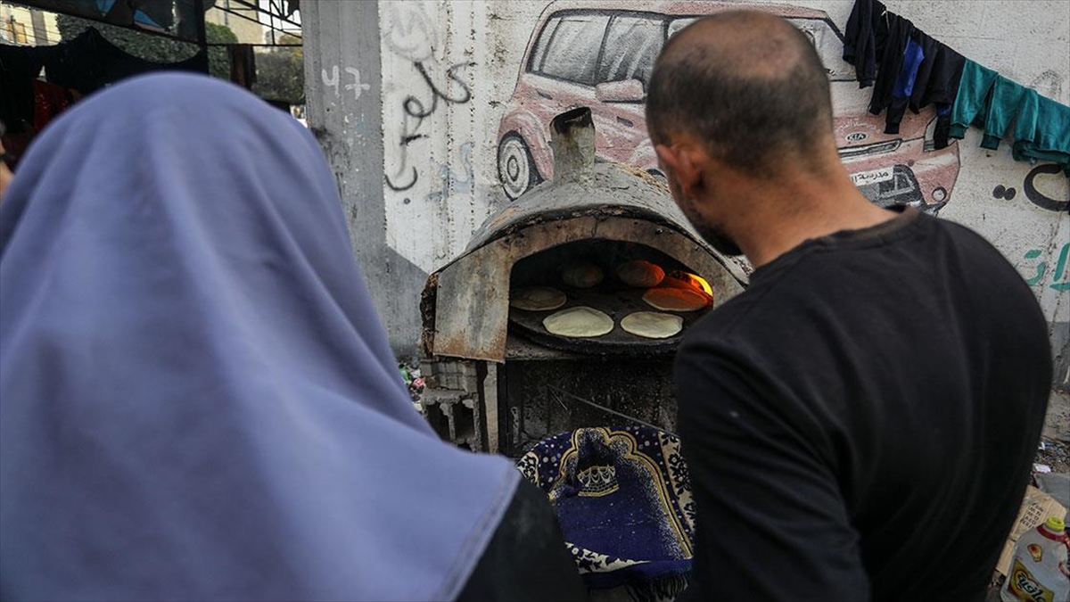 İsrail'in Bombardımanı Altındaki Gazzeliler, Bir Ekmek İçin Doktora Tezlerini Bile Yakıyor