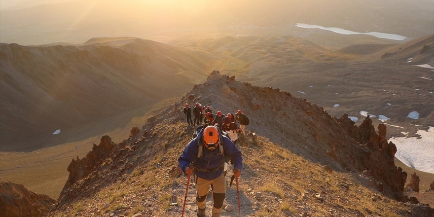 Yıldızların Altında Yürüyüp Güneşin Doğuşunu İzliyorlar