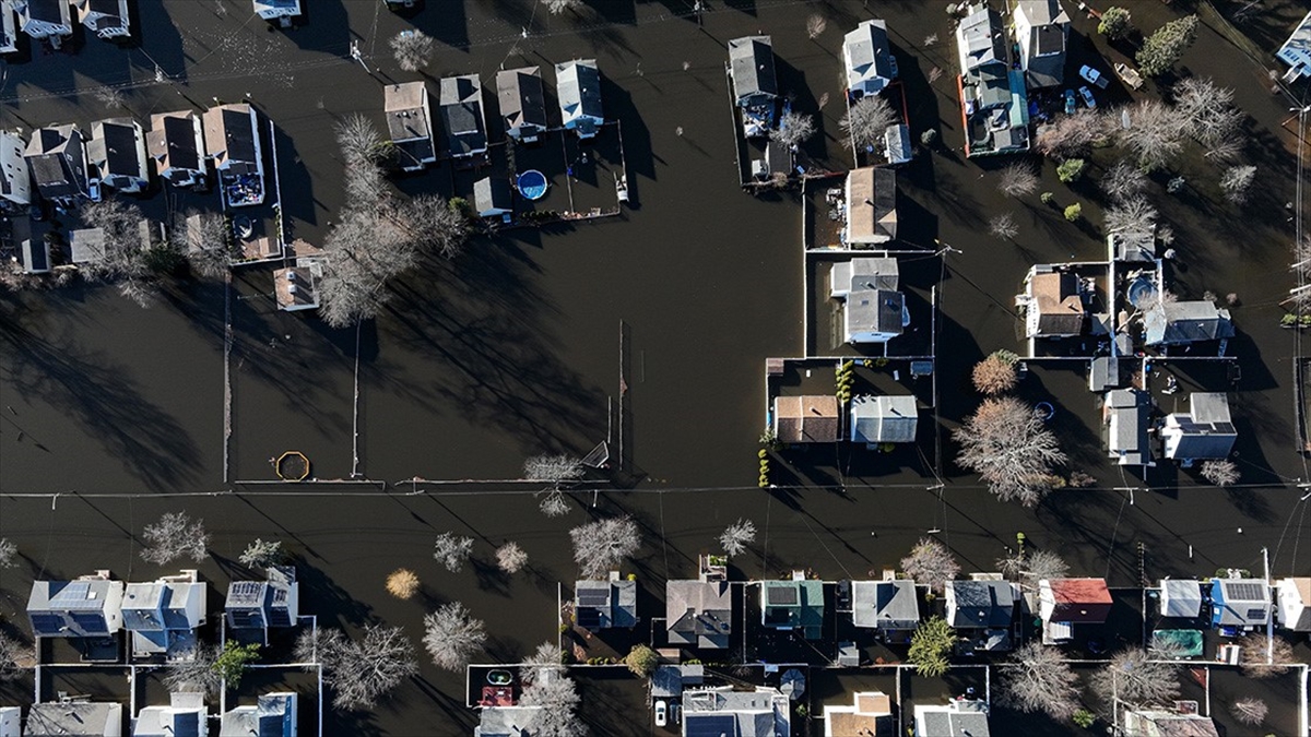 New Jersey'de Sellerde Mahsur Kalanları Kurtarma Çalışmaları Sürüyor