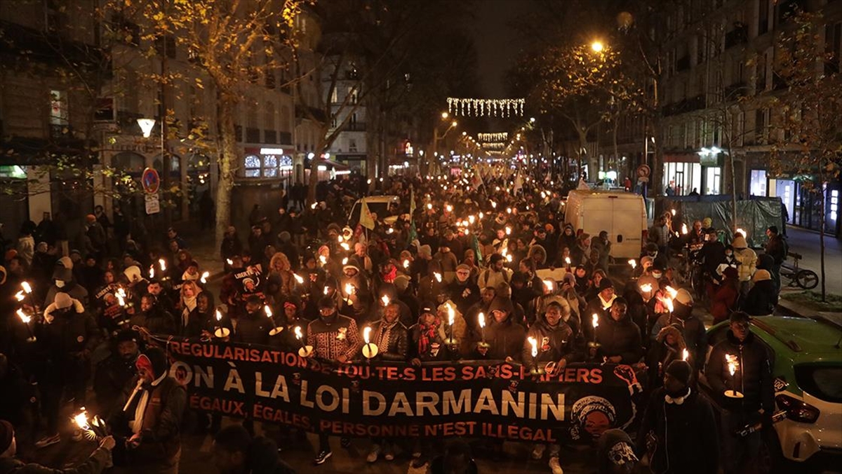 Fransa'da Aşırı Sağın Oylarıyla Kabul Edilen Göç Yasasına Toplumun Her Kesiminden Tepki