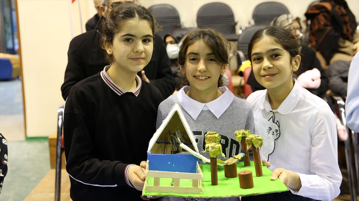 Muş'taki Öğrencilerin Deneyap Teknoloji Atölyesi'nde Hazırladığı Projeler Sergilendi