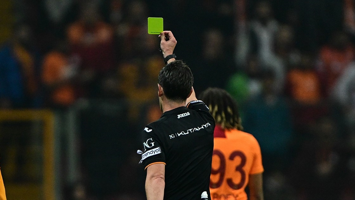 Derbide Kartlar Havada Uçuşuyor