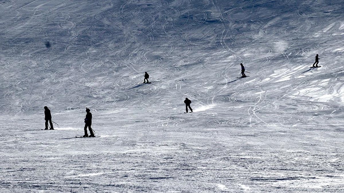 Kış Turizminin Gözde Merkezi Palandöken'de Yılbaşına Özel Hazırlıklar Yapıldı