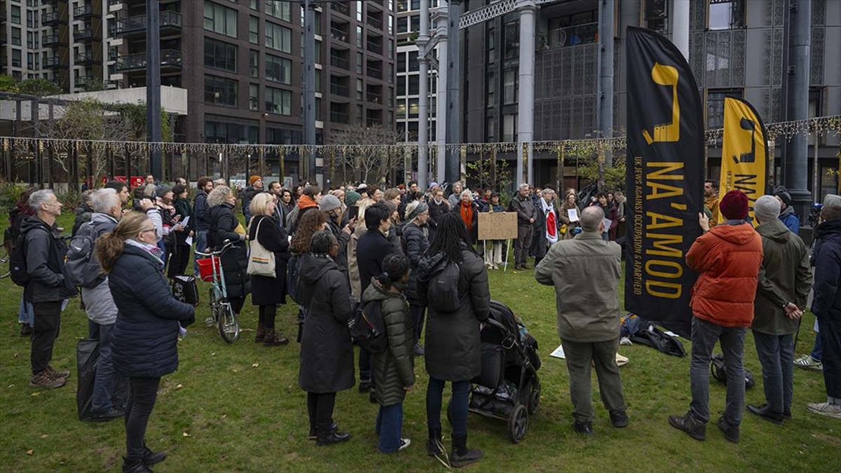 İngiliz Yahudilerden Oluşan Bir Grup, İsrail'in Gazze'ye Yönelik Saldırılarında Öldürülen Filistinlileri Andı