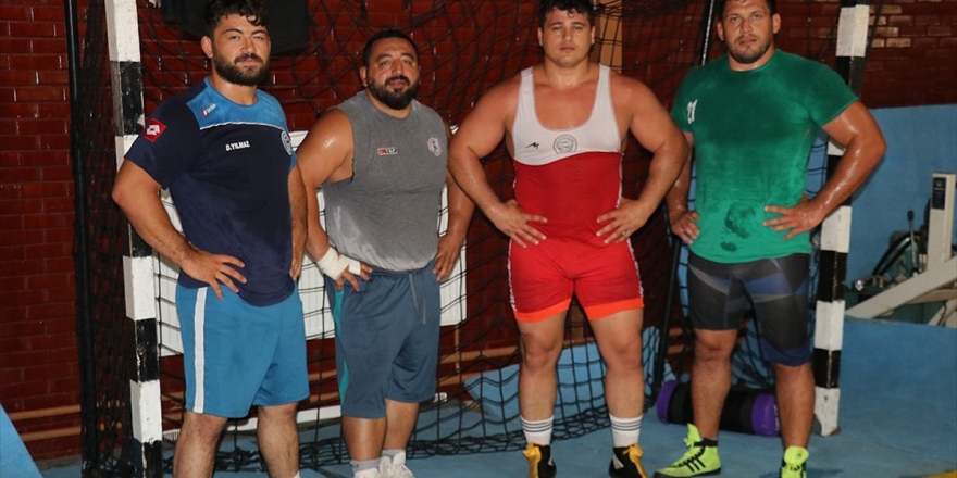 Rıza Kayaalp 4 Güreşçiyle Şampiyonaya Hazırlanıyor